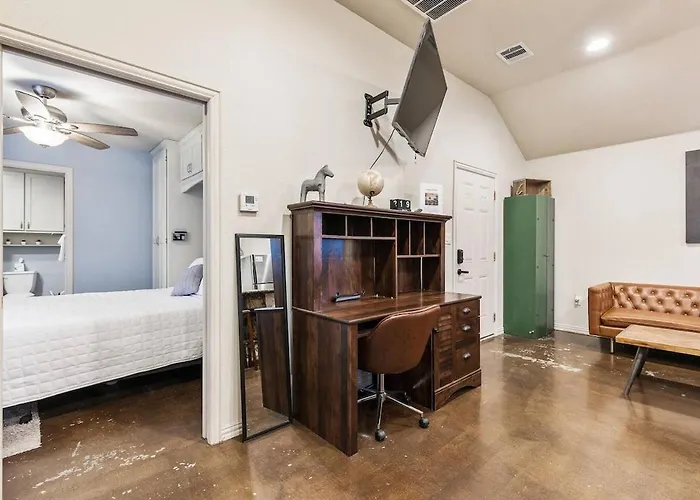 Apartment Worth Getaway - Stylish Garage Near Attractions