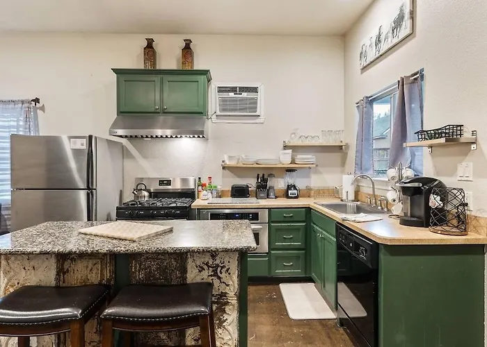 Apartment Worth Getaway - Stylish Garage Near Attractions